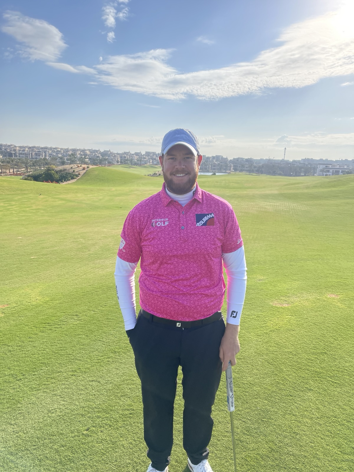 Hugo Legeay en polo aux couleurs de ses partenaires